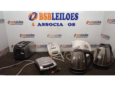 LOTE 057 - 02 SANDUICHEIRAS, 01 TORRADEIRA E 03 CHALEIRAS ELÉTRICAS. (NO ESTADO) ATENÇÃO! FAZER A VISITAÇÃO ANTES DE ARREMATAR, NÃO SABEMOS SE FUNCIONA, LEILÃO NÃO TEM GARANTIA E NEM DEVOLUÇÃO, SUJEITO A POSSÍVEIS AVARIAS VISÍVEIS/OCULTAS E/OU AUSÊNCIA DE COMPONENTES.