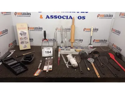 LOTE 184 - 01 FACA ELÉTRICA MARCA BLACK DECKER, 01 JOGO DE RALADORES E DIVERSAS ESPÁTULAS E UTENSÍLIOS DIVERSOS PARA COZINHA. (NO ESTADO) ATENÇÃO! FAZER A VISITAÇÃO ANTES DE ARREMATAR, NÃO SABEMOS SE FUNCIONA, LEILÃO NÃO TEM GARANTIA E NEM DEVOLUÇÃO, SUJEITO A POSSÍVEIS AVARIAS VISÍVEIS/OCULTAS E/OU AUSÊNCIA DE COMPONENTES.
