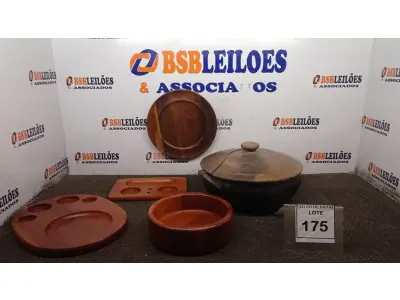 LOTE 175 - 01 PANELA DE BARRO, 01 JOGO DE PRATO, VASILHA E PETISQUEIRAS EM MADEIRA. (NO ESTADO) ATENÇÃO! FAZER A VISITAÇÃO ANTES DE ARREMATAR, NÃO SABEMOS SE FUNCIONA, LEILÃO NÃO TEM GARANTIA E NEM DEVOLUÇÃO, SUJEITO A POSSÍVEIS AVARIAS VISÍVEIS/OCULTAS E/OU AUSÊNCIA DE COMPONENTES.
