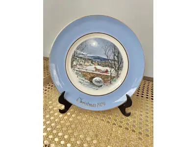 LOTE 040 - 01 LINDO PRATO DE NATAL DA SÉRIE AVON CHRISTMAS PLATE  PRATO DE COLECIONADOR FEITO NA INGLATERRA POR ENOCH WEDGWOOD (TUNSTALL) EM 1979.COM 21,5 CM DE DIÂMETRO A IMPRESSÃO NESTE PRATO É DE "DASHING THROUGH THE SNOW" COM DOIS ANÉIS DE OURO 22K E O NATAL DE 1979 TAMBÉM EM OURO 22K. ITEM COMPRADO EM GARAGENS DE ANTIGUIDADES NOS EUA.SUPORTE PARA PRATO NÃO INCLUÍDO NESTA VENDA. (NO ESTADO) ATENÇÃO! FAZER A VISITAÇÃO ANTES DE ARREMATAR, NÃO SABEMOS SE FUNCIONA, LEILÃO NÃO TEM GARANTIA E NEM DEVOLUÇÃO, SUJEITO A POSSÍVEIS AVARIAS VISÍVEIS/OCULTAS E/OU AUSÊNCIA DE COMPONENTES.