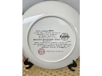 LOTE 108 - 01 BELO PRATO DE COLECIONADOR DE NORMAN ROCKWELL, VINTAGE DA EDWIN M. KNOWLES, ILUSTRADO PELO ICÔNICO NORMAN ROCKWELL. LANÇADO EM 1983, FAZ PARTE DA 7ª EDIÇÃO DA COLEÇÃO PRATO NUMERADO 3737L ROCKWELL'S REDISCOVERED WOMEN E FOI PRODUZIDO DE FORMA LIMITADA POR 150 DIAS, COM CERTIFICAÇÃO OFICIAL COMO "STANDING IN THE DOORWAY" PELA SOCIEDADE ROCKWELL AMERICANA. DIÂMETRO: 21,5 CM EDIÇÃO LIMITADA: 7ª EDIÇÃO (1983),COM CERTIFICADO DE AUTENTICIDADE. ITEM COMPRADO E GARAGENS DE ANTIGUIDADES NOS EUA.SUPORTE PARA PRATO NÃO INCLUÍDO NESTA VENDA. (NO ESTADO) ATENÇÃO! FAZER A VISITAÇÃO ANTES DE ARREMATAR, NÃO SABEMOS SE FUNCIONA, LEILÃO NÃO TEM GARANTIA E NEM DEVOLUÇÃO, SUJEITO A POSSÍVEIS AVARIAS VISÍVEIS/OCULTAS E/OU AUSÊNCIA DE COMPONENTES.