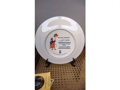 01 RARO PRATO DE COLECIONADOR LYNN LUPETTI MAGIC PEOPLE FANTASY FESTIVAL É UMA ADIÇÃO VIBRANTE A QUALQUER COLEÇÃO, COM 26 CM DE DIÂMETRO. PRATO APRESENTA UM PADRÃO LÚDICO DE UM MENINO EM MEIO A UMA PAISAGEM MÁGICA E FANTÁSTICA, LINDAMENTE REPRESENTADO EM TONS DE AZUL E VERMELHO. CRIADO NOS ESTADOS UNIDOS EM 1982, ELE REMONTA AO FINAL DO SÉCULO XX, REFLETINDO A ARTE E O ESTILO DA DÉCADA DE 1980. FORAM LANÇADAS APENAS 10 MIL PEÇAS ESSE E O PRATO DE NUMERO 3638. UMA TÉCNICA DE PRODUÇÃO EM CERÂMICA ARTÍSTICA, ESTE ITEM DE COLECIONADOR FOI PROJETADO PARA SER EXIBIDO E APRECIADO EM TODAS AS OCASIÕES. O PRATO É UM TESTEMUNHO DA ESTÉTICA DA ÉPOCA, APRESENTANDO UM TEMA NOSTÁLGICO DE CRIANÇAS QUE CAPTURA A IMAGINAÇÃO E O ESPÍRITO DA ÉPOCA. SEJA VOCÊ UM COLECIONADOR EXPERIENTE OU SIMPLESMENTE UM APRECIADOR DO CHARME DE ITENS VINTAGE, ESTA PEÇA CERTAMENTE ENCANTARÁ.ITEM COMPRADO E GARAGENS DE ANTIGUIDADES NOS EUA.SUPORTE PARA PRATO NÃO INCLUÍDO NESTA VENDA. (NO ESTADO) ATENÇÃO! FAZER A VISITAÇÃO ANTES DE ARREMATAR, NÃO SABEMOS SE FUNCIONA, LEILÃO NÃO TEM GARANTIA E NEM DEVOLUÇÃO, SUJEITO A POSSÍVEIS AVARIAS VISÍVEIS/OCULTAS E/OU AUSÊNCIA DE COMPONENTES.