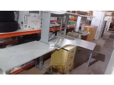 LOTE 319 - 01 MESA EM L, 01 MESA DE ESCRITÓRIO E 01 GAVETEIRO. (NO ESTADO) ATENÇÃO! FAZER A VISITAÇÃO ANTES DE ARREMATAR, NÃO SABEMOS SE FUNCIONA, LEILÃO NÃO TEM GARANTIA E NEM DEVOLUÇÃO, SUJEITO A POSSÍVEIS AVARIAS VISÍVEIS/OCULTAS E/OU AUSÊNCIA DE COMPONENTES.