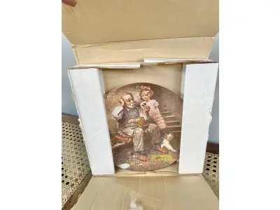 LOTE 082 - 01 RARO PRATO DE NORMAN ROCKWELL  PEÇA DE COLECIONADOR VINTAGE 8-1/2" THE COBBLER 2ND HERITAGE DE KNOWLES 1978 EDWIN M. KNOWLES. EDIÇÃO LIMITADA DE NORMAN ROCKWELL, "VERDADEIRO CLÁSSICO ROCKWELL"" PELA ROCKWELL SOCIETY OF AMERICA CAIXA ORIGINAL. O PRATO MEDE 21,5 CM DE DIÂMETRO. ITEM. FOI ENCONTRADA EM UM ARMÁRIO DURANTE A VENDA DE UMA PROPRIEDADE, APÓS MUITOS ANOS GUARDADOS.  CAIXA ORIGINAL. “SUPORTE PARA PRATO NÃO INCLUÍDO NESTA VENDA. (NO ESTADO) ATENÇÃO! FAZER A VISITAÇÃO ANTES DE ARREMATAR, NÃO SABEMOS SE FUNCIONA, LEILÃO NÃO TEM GARANTIA E NEM DEVOLUÇÃO, SUJEITO A POSSÍVEIS AVARIAS VISÍVEIS/OCULTAS E/OU AUSÊNCIA DE COMPONENTES.