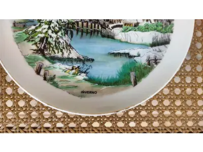 LOTE 088 - 01 PRATO “PORCELANA COM CENAS DE INVERNO COM 20,5 CM DE DIÂMETRO SUPORTE PARA PRATO NÃO INCLUÍDO NESTA VENDA. (NO ESTADO) ATENÇÃO! FAZER A VISITAÇÃO ANTES DE ARREMATAR, NÃO SABEMOS SE FUNCIONA, LEILÃO NÃO TEM GARANTIA E NEM DEVOLUÇÃO, SUJEITO A POSSÍVEIS AVARIAS VISÍVEIS/OCULTAS E/OU AUSÊNCIA DE COMPONENTES.