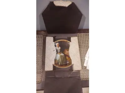 LOTE 262 - 01 PRATO COLECIONÁVEL EMITIDO PELA KNOWLES CHINA.ESTA EDIÇÃO LIMITADA É UM DESIGN DE NORMAN ROCKWELL E É CHAMADA DE "REMINISCING IN THE QUIET" (REMINISCÊNCIAS NO SILÊNCIO).DA "REDISCOVERED WOMEN COLLECTION" DE ROCKWELL. ROCKWELL REALMENTE RETRATOU A SIMPLICIDADE DA VIDA AMERICANA, AQUELES MOMENTOS RICOS QUE TODOS NÓS VALORIZAMOS. O PRATO COM 21,5 CM DE  DIÂMETRO. UMA EDIÇÃO LIMITADA, ORIGINAL OX E COA INCLUÍDOS. ÓTIMA COR, ESTILO E CONDIÇÃO. COM CERTIFICADO DE AUTENTICIDADE E OS FOLHETOS ORIGINAL DA ÉPOCA E NOTA DE COMPRA DATA EM, 28/05/1981.ITEM COMPRADO E GARAGENS DE ANTIGUIDADES NOS EUA. SUPORTE PARA PRATO NÃO INCLUÍDO NESTA VENDA. (NO ESTADO) ATENÇÃO! FAZER A VISITAÇÃO ANTES DE ARREMATAR, NÃO SABEMOS SE FUNCIONA, LEILÃO NÃO TEM GARANTIA E NEM DEVOLUÇÃO, SUJEITO A POSSÍVEIS AVARIAS VISÍVEIS/OCULTAS E/OU AUSÊNCIA DE COMPONENTES.