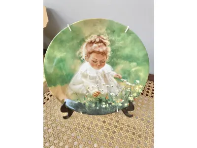 LOTE 028 - 01 PRATO DE COLECIONADOR DONALD ZOLAN “SPRING INNOCENCE” MARAVILHA DA INFÂNCIA 1983 CAIXA COA. LINDA PEÇA , COM CORES MARAVILHOSAS. ESTE BELO PRATO DE COLECIONADOR DA PEMBERTON & OAKE APRESENTA A ARTE DE DONALD ZOLAN. O PRATO, INTITULADO "SPRING INNOCENCE", RETRATA UMA CRIANÇA COM UM BUQUÊ DE FLORES EM FORMATO REDONDO. O PRATO É FEITO DE PORCELANA E MEDE 21,5 CM DE DIÂMETRO. ACOMPANHA UM CERTIFICADO DE AUTENTICIDADE E ESTÁ ACONDICIONADO EM SUA CAIXA ORIGINAL.                                                                                A PEÇA VINTAGE FOI PRODUZIDA NO FINAL DO SÉCULO XX COM UM ESTILO DE PRODUÇÃO DE CERÂMICA ARTÍSTICA COMPRADO EM GARAGEM DE ANTIGUIDADES NOS EUA.SUPORTE PARA PRATO NÃO INCLUÍDO NESTA VENDA. (NO ESTADO) ATENÇÃO! FAZER A VISITAÇÃO ANTES DE ARREMATAR, NÃO SABEMOS SE FUNCIONA, LEILÃO NÃO TEM GARANTIA E NEM DEVOLUÇÃO, SUJEITO A POSSÍVEIS AVARIAS VISÍVEIS/OCULTAS E/OU AUSÊNCIA DE COMPONENTES.