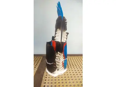 LOTE 018 - 01 LINDO COCÁ INDÍGENA ÍTEM DE ALDEIA ADQUIRIDO EM PERNAMBUCO PEÇA LINDA E COM PENAS NATURAIS NOVO SEM USO. (NO ESTADO) ATENÇÃO! FAZER A VISITAÇÃO ANTES DE ARREMATAR, NÃO SABEMOS SE FUNCIONA, LEILÃO NÃO TEM GARANTIA E NEM DEVOLUÇÃO, SUJEITO A POSSÍVEIS AVARIAS VISÍVEIS/OCULTAS E/OU AUSÊNCIA DE COMPONENTES.