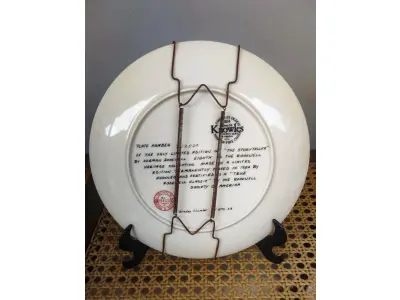 01 PRATO VINTAGE NORMAN ROCKWELL DE 1984. INTITULA-SE "THE STORYTELLER" (O CONTADOR DE HISTÓRIAS). É FEITO EM PORCELANA FINA KNOWLES. É O OITAVO DA COLEÇÃO ROCKWELL HERITAGE. FABRICADO EM EDIÇÃO LIMITADA, PERMANENTEMENTE FECHADO EM 1984 PELA KNOWLES E CERTIFICADO COMO UM "VERDADEIRO CLÁSSICO ROCKWELL" PELA ROCKWELL SOCIETY OF AMERICA. É MARCADO COM O NÚMERO BRADEX 84-R70-3.8. É MARCADO COM O NÚMERO DE PLACA X12530. COM CERTIFICADO DE AUTENTICIDADE E OS FOLHETOS ORIGINAL DA ÉPOCA E NOTA DE COMPRA DATA EM 04/09/1984 SUPORTE DO PRATO NÃO ESTÁ INCLUÍDO. ITEM COMPRADO EM GARAGENS DE ANTIGUIDADES NOS EUA. (NO ESTADO) ATENÇÃO! FAZER A VISITAÇÃO ANTES DE ARREMATAR, NÃO SABEMOS SE FUNCIONA, LEILÃO NÃO TEM GARANTIA E NEM DEVOLUÇÃO, SUJEITO A POSSÍVEIS AVARIAS VISÍVEIS/OCULTAS E/OU AUSÊNCIA DE COMPONENTES.