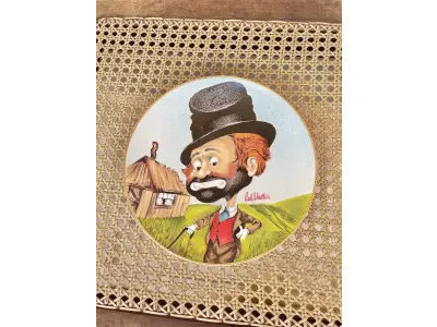 01 PRATO VINTAGE DE COLECIONADOR, DESENHO DE PALHAÇO INTITULADO "FREDDIE'S SHACK" DE RED SKELTON  PEÇA ASSINADO PELO ARTISTA. TEM UM DESIGN MULTICOLORIDO E COLORIDO. PEÇA PRODUZIDO NOS ESTADOS UNIDOS DE CERÂMICA DE ALTA QUALIDADE COM 21 CM DE DIÂMETRO , É UMA PEÇA DE EDIÇÃO LIMITADA DO FINAL DO SÉCULO XX (1980-1989). TIRAGEM: DE 8147/10,000 ESTE PRATO É PERFEITO PARA COLECIONADORES DE ITENS COM TEMÁTICA CIRCENSE E PARA AQUELES QUE APRECIAM A ARTE DE PEÇAS VINTAGE. COM CAIXA ORIGINAL. ITEM COMPRADO EM GARAGEM DE ANTIGUIDADES NOS EUA.SUPORTE PARA PRATO NÃO INCLUÍDO NESTA VENDA. (NO ESTADO) ATENÇÃO! FAZER A VISITAÇÃO ANTES DE ARREMATAR, NÃO SABEMOS SE FUNCIONA, LEILÃO NÃO TEM GARANTIA E NEM DEVOLUÇÃO, SUJEITO A POSSÍVEIS AVARIAS VISÍVEIS/OCULTAS E/OU AUSÊNCIA DE COMPONENTES.