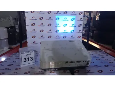 LOTE 313 - 01 PROJETOR MARCA SANYO. (NO ESTADO) ATENÇÃO! FAZER A VISITAÇÃO ANTES DE ARREMATAR, NÃO SABEMOS SE FUNCIONA, LEILÃO NÃO TEM GARANTIA E NEM DEVOLUÇÃO, SUJEITO A POSSÍVEIS AVARIAS VISÍVEIS/OCULTAS E/OU AUSÊNCIA DE COMPONENTES.