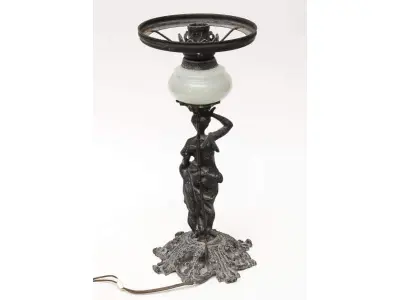 LOTE 037 - 01 LUMINÁRIA DE MESA DE PETIT BRONZE ANTIGA GUARDADA A MUITO ANOS COM  39 CM DE ALT. (NO ESTADO) ATENÇÃO! FAZER A VISITAÇÃO ANTES DE ARREMATAR, NÃO SABEMOS SE FUNCIONA, LEILÃO NÃO TEM GARANTIA E NEM DEVOLUÇÃO, SUJEITO A POSSÍVEIS AVARIAS VISÍVEIS/OCULTAS E/OU AUSÊNCIA DE COMPONENTES.