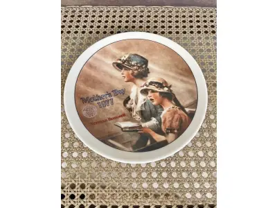 01 PRATO DE COLECIONADOR NORMAN ROCKWELL "FAITH", EDIÇÃO LIMITADA, DIA DAS MÃES DE 1977 1ª EDIÇÃO,COM 21,5 CM DE DIAMETRO ESTE FICOU GUARDADO EM UMA CAIXA NO ARMÁRIO POR TODOS ESSES ANOS. O PRATO OFICIAL DE EDIÇÃO LIMITADA DO DIA DAS MÃES, APROVADO E CERTIFICADO PELA ROCKWELL SOCIETY OF AMERICA COMO UM VERDADEIRO CLÁSSICO DA ROCKWELL. FEITO À MÃO POR KNOWLES EM PORCELANA FINA AMERICANA, INTITULADO "FAITH" E NUMERADO 44384 O PRATO ESTÁ EM EXCELENTES CONDIÇÕES, IMPECÁVEL, NUNCA USADO.ITEM COMPRADO E GARAGENS DE ANTIGUIDADES NOS EUA.SUPORTE PARA PRATO NÃO INCLUÍDO NESTA VENDA. (NO ESTADO) ATENÇÃO! FAZER A VISITAÇÃO ANTES DE ARREMATAR, NÃO SABEMOS SE FUNCIONA, LEILÃO NÃO TEM GARANTIA E NEM DEVOLUÇÃO, SUJEITO A POSSÍVEIS AVARIAS VISÍVEIS/OCULTAS E/OU AUSÊNCIA DE COMPONENTES.
