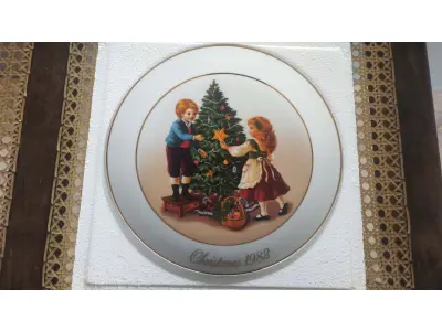 01 LINDO PRATO DE NATAL DA SÉRIE AVON COM 21 CM DE DIÂMETRO  CHRISTMAS MEMORIES, DE 1982, É UMA VERDADEIRA JOIA. COM SEU DESIGN INTRINCADO E DETALHES EM OURO 22K, É UM COMPLEMENTO PERFEITO PARA QUALQUER COLEÇÃO. O MATERIAL EM PORCELANA E A FABRICAÇÃO JAPONESA O TORNAM UM ITEM DURÁVEL E DE ALTA QUALIDADE ,COM UM LINDO TEMA NATALINO, TORNANDO-SE UMA ÓTIMA DECORAÇÃO PARA AS FESTAS DE FIM DE ANO. ESTE PRATO DE COLECIONADOR DA AVON É UM ITEM ESSENCIAL PARA QUALQUER COLECIONADOR OU FÃ DO NATAL.  FEITO EXCLUSIVAMENTE PARA A AVON PEÇA COMPRADA EM GARAGEM DE ANTIGUIDADES NOS EUA. SUPORTE PARA PRATO NÃO INCLUÍDO NESTA VENDA. (NO ESTADO) ATENÇÃO! FAZER A VISITAÇÃO ANTES DE ARREMATAR, NÃO SABEMOS SE FUNCIONA, LEILÃO NÃO TEM GARANTIA E NEM DEVOLUÇÃO, SUJEITO A POSSÍVEIS AVARIAS VISÍVEIS/OCULTAS E/OU AUSÊNCIA DE COMPONENTES.