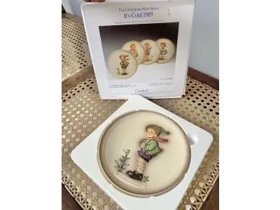 LOTE 036 - 01 RARO PRATO DA COLEÇÃO VINTAGE, 1985, GOEBEL, DA SÉRIE CELEBRATION PLATE, 1989, EXCLUSIVAMENTE PARA MEMBROS DO GOEBEL COLLECTION. A GOEBEL COLLECTION  E UMA EMPRESA AMERICANA MUITO FAMOSA ESSES PRATOS ERA SOMENTE PARA MEMBROS DO CLUB CLUB. M.J. HUMMEL Nº 735 "IT'S COLD", MENINO DE CACHECOL. NA CAIXA. PRATO MEDE 15,5 CM. COMPRADO EM GARAGEM DE ANTIGUIDADES NOS EUA.SUPORTE PARA PRATO NÃO INCLUÍDO NESTA VENDA. (NO ESTADO) ATENÇÃO! FAZER A VISITAÇÃO ANTES DE ARREMATAR, NÃO SABEMOS SE FUNCIONA, LEILÃO NÃO TEM GARANTIA E NEM DEVOLUÇÃO, SUJEITO A POSSÍVEIS AVARIAS VISÍVEIS/OCULTAS E/OU AUSÊNCIA DE COMPONENTES.