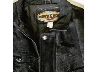 LOTE 005 - 01 JAQUETA DE COURO PRETA DE CAMURÇA MASCULINA TAMANHO M COMPRADO EM LOJA NOS EUA.NO BRASIL EM EXCELENTE ESTADO. . (NO ESTADO) ATENÇÃO! FAZER A VISITAÇÃO ANTES DE ARREMATAR, NÃO SABEMOS SE FUNCIONA, LEILÃO NÃO TEM GARANTIA E NEM DEVOLUÇÃO, SUJEITO A POSSÍVEIS AVARIAS VISÍVEIS/OCULTAS E/OU AUSÊNCIA DE COMPONENTES.