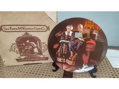 01 BELO PRATO NORMAN ROCKWELL COM 21,5 CM DE DIÂMETRO APRESENTA A ICÔNICA OBRA DE ARTE DE NORMAN ROCKWELL INTITULADA "EVENING'S EASE". FABRICADO NOS ESTADOS UNIDOS DURANTE A DÉCADA DE 1980, ESTE PRATO MULTICOLORIDO RETRATA A CENA SERENA DE UMA MULHER DESFRUTANDO DE UM MOMENTO DE PAZ EM SUA VARANDA. UMA ÓTIMA ADIÇÃO A QUALQUER COLEÇÃO DE ITENS DECORATIVOS COLECIONÁVEIS. FEITO EM UMA EDIÇÃO ESTRITAMENTE LIMITADA A 50 DIAS DE QUEIMA NOS EUA. POR KNOWLES, O NOME MAIS ANTIGO DA AMÉRICA EM FINE PORCELANA CHINA. ITEM DE COLECIONADOR, CAIXA ORIGINAL E COM CERTIFICADO DE AUTENTICIDADE. SUPORTE PARA PRATO NÃO INCLUÍDO NESTA VENDA. (NO ESTADO) ATENÇÃO! FAZER A VISITAÇÃO ANTES DE ARREMATAR, NÃO SABEMOS SE FUNCIONA, LEILÃO NÃO TEM GARANTIA E NEM DEVOLUÇÃO, SUJEITO A POSSÍVEIS AVARIAS VISÍVEIS/OCULTAS E/OU AUSÊNCIA DE COMPONENTES.