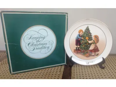 LOTE 096 - 01 LINDO PRATO DE NATAL DA SÉRIE AVON COM 21 CM DE DIÂMETRO  CHRISTMAS MEMORIES, DE 1982, É UMA VERDADEIRA JOIA. COM SEU DESIGN INTRINCADO E DETALHES EM OURO 22K, É UM COMPLEMENTO PERFEITO PARA QUALQUER COLEÇÃO. O MATERIAL EM PORCELANA E A FABRICAÇÃO JAPONESA O TORNAM UM ITEM DURÁVEL E DE ALTA QUALIDADE ,COM UM LINDO TEMA NATALINO, TORNANDO-SE UMA ÓTIMA DECORAÇÃO PARA AS FESTAS DE FIM DE ANO. ESTE PRATO DE COLECIONADOR DA AVON É UM ITEM ESSENCIAL PARA QUALQUER COLECIONADOR OU FÃ DO NATAL.  FEITO EXCLUSIVAMENTE PARA A AVON PEÇA COMPRADA EM GARAGEM DE ANTIGUIDADES NOS EUA. SUPORTE PARA PRATO NÃO INCLUÍDO NESTA VENDA. (NO ESTADO) ATENÇÃO! FAZER A VISITAÇÃO ANTES DE ARREMATAR, NÃO SABEMOS SE FUNCIONA, LEILÃO NÃO TEM GARANTIA E NEM DEVOLUÇÃO, SUJEITO A POSSÍVEIS AVARIAS VISÍVEIS/OCULTAS E/OU AUSÊNCIA DE COMPONENTES.