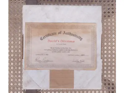 LOTE 014 - 01 RARO PRATO "DAVID'S DILEMMA" "EM PORTUGUES O DILEMA DE DAVID".VINTAGE DE 1982, MOMENTOS ESPECIAIS DE LUCELLE RAAD,4ª EDIÇÃO DA SÉRIE "MOMENTOS ESPECIAIS" CONCEITOS MODERNOS DE 1984,LIMITADO A APENAS 12.500 CÓPIAS EM TODO O MUNDO Nº DO PRATO E 1834, ESTE PRATO DE COLECIONADOR DA MODERN CONCEPTS, LTD. É UMA BELA ADIÇÃO A QUALQUER COLEÇÃO. O PRATO APRESENTA UM DESIGN COLORIDO, FORMATO REDONDO E 21,5 CM DE DIÂMETRO. FOI FEITO EM PORCELANA NO FINAL DO SÉCULO XX, ESPECIFICAMENTE EM 1984. O PRATO FAZ PARTE DA SÉRIE SECRETS SPECIAL MOMENTS, CRIADA POR LUCELLE RAAD, E TEM COMO TEMA CRIANÇAS. É UM ITEM VINTAGE E FOI FABRICADO NOS ESTADOS UNIDOS. ESTE PRATO DECORATIVO DE COLECIONADOR É PERFEITO PARA TODAS AS OCASIÕES E SERIA UM ÓTIMO COMPLEMENTO PARA QUALQUER DECORAÇÃO. EM EXCELENTE ESTADO, POSSUI A CAIXA ORIGINAL CERTIFICADO DE AUTENTICIDADE E OS DOCUMENTOS. O SUPORTE DO PRATO NÃO ESTÁ INCLUÍDO. PEÇA COMPRADA EM GARAGEM DE ANTIGUIDADES NOS EUA. (NO ESTADO) ATENÇÃO! FAZER A VISITAÇÃO ANTES DE ARREMATAR, NÃO SABEMOS SE FUNCIONA, LEILÃO NÃO TEM GARANTIA E NEM DEVOLUÇÃO, SUJEITO A POSSÍVEIS AVARIAS VISÍVEIS/OCULTAS E/OU AUSÊNCIA DE COMPONENTES.