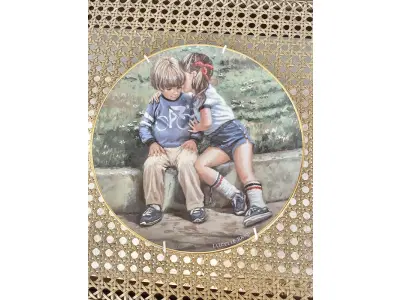 LOTE 022 - 01 RARO PRATO  DECORATIVO "SECRETS" DA ARTISTA  LUCELLE RAAD, COM 22 CM DE DIAMETRO NASCIDA GRÃ-BRETANHA EDIÇÃO LIMITADA APENAS 12,500 OBRAS LANÇADAS , PRODUZIDA PELA MODERN CONCEPTS LTD.EM 1983 PEÇA RARA COMPRADA EM GAREGEM DE ANTIGOS NOS EUA.SUPORTE PARA PRATO NÃO INCLUÍDO NESTA VENDA.    VEJA NAS FOTOS PREÇOS DELE EM OUTROS PAISES PRATOS MUITOS RAROS. (NO ESTADO) ATENÇÃO! FAZER A VISITAÇÃO ANTES DE ARREMATAR, NÃO SABEMOS SE FUNCIONA, LEILÃO NÃO TEM GARANTIA E NEM DEVOLUÇÃO, SUJEITO A POSSÍVEIS AVARIAS VISÍVEIS/OCULTAS E/OU AUSÊNCIA DE COMPONENTES.