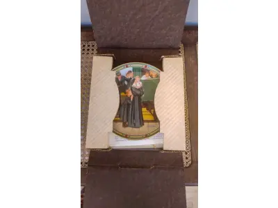 LOTE 208 - 01 PRATO COLECIONÁVEL DE NORMAN ROCKWELL DE 1986 - 4545B"AN ORPHAN'S HOPE", COM CAIXA E CERTIFICADO DE AUTENTICIDADE. BRADEX Nº 84-R82-7.72ª EDIÇÃO DA SÉRIE ROCKWELL'S AMERICAN DREAM. ACOMPANHA CAIXA ORIGINAL, FOLHETO E CERTIFICADO DE AUTENTICIDADE E  UM ÓTIMO COMPLEMENTO PARA QUALQUER COLEÇÃO. O PRATO FOI FABRICADO NOS ESTADOS UNIDOS NA DÉCADA DE 1980 E É CONSIDERADO UM ITEM VINTAGE. ALÉM DE SUA IMPORTÂNCIA CULTURAL COMO ITEM COLECIONÁVEL AMERICANO, ESTE PRATO TAMBÉM OSTENTA DIVERSAS CARACTERÍSTICAS, INCLUINDO O STATUS DE EDIÇÃO LIMITADA E A INCLUSÃO DA EMBALAGEM E DOCUMENTAÇÃO ORIGINAIS. É PERFEITO PARA QUALQUER OCASIÃO E UM ÓTIMO PRESENTE PARA QUALQUER COLECIONADOR OU ENTUSIASTA.COMPRADAS EM LOJAS DE ANTIGUIDADES DOS EUA.O SUPORTE DO PRATO NÃO ESTÁ INCLUÍDO. (NO ESTADO) ATENÇÃO! FAZER A VISITAÇÃO ANTES DE ARREMATAR, NÃO SABEMOS SE FUNCIONA, LEILÃO NÃO TEM GARANTIA E NEM DEVOLUÇÃO, SUJEITO A POSSÍVEIS AVARIAS VISÍVEIS/OCULTAS E/OU AUSÊNCIA DE COMPONENTES.