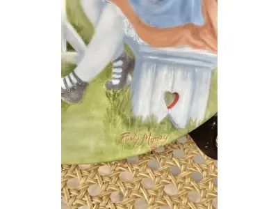 LOTE 042 - 01 RARO PRATO DE PAREDE DE PORCELANA MY MAGIC HAT DA SÉRIE RUSTY MONEY PARECE QUE FOI ONTEM, SÉRIE "SEEMS LIKE YESTERDAY" "MY QUINTA EDIÇÃO PRODUÇÃO LIMITADA POR APENAS 10 DIAS DE PRODUÇÃO ,ENCERRADA DEFINITIVAMENTE, COM 21 CM DE DIAMETRÔ COM CERTIFICAFO DE AUNTECIDADE ITEM COMPRADO EM GARAGENS DE ANTIGUIDADES NOS EUA.SUPORTE PARA PRATO NÃO INCLUÍDO NESTA VENDA. (NO ESTADO) ATENÇÃO! FAZER A VISITAÇÃO ANTES DE ARREMATAR, NÃO SABEMOS SE FUNCIONA, LEILÃO NÃO TEM GARANTIA E NEM DEVOLUÇÃO, SUJEITO A POSSÍVEIS AVARIAS VISÍVEIS/OCULTAS E/OU AUSÊNCIA DE COMPONENTES.