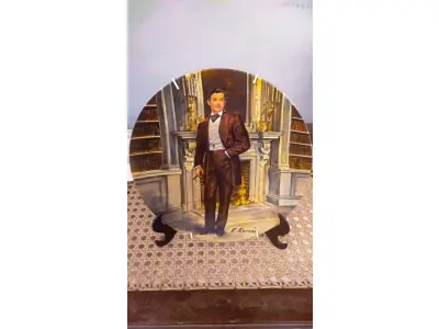 LOTE 197 - ESTE É O QUARTO PRATO NORMAN ROCKWELL DE COLECIONADOR DA COLEÇÃO E O VENTO LEVOU DE KNOWLES. FOI FEITO EM 1981 E É INTITULADO "RHETT".FEITO NOS EUA, EMPRESA DE FABRICAÇÃO KNOWLES COM A ASSISTÊNCIA DA METRO-GOLDWYN-MAYER.EDIÇÃO LIMITADA.ARTISTA RAYMOND KURSAR.ANO DE 1981.DIÂMETRO 21 CM. PRATO EM CAIXA COM CERTIFICADO, DE AUTENTICIDADE. E UM ÓTIMO COMPLEMENTO PARA QUALQUER COLEÇÃO. O PRATO FOI FABRICADO NOS ESTADOS UNIDOS NA DÉCADA DE 1981 E É CONSIDERADO UM ITEM VINTAGE. ALÉM DE SUA IMPORTÂNCIA CULTURAL COMO ITEM COLECIONÁVEL AMERICANO, ESTE PRATO TAMBÉM OSTENTA DIVERSAS CARACTERÍSTICAS, INCLUINDO O STATUS DE EDIÇÃO LIMITADA E A INCLUSÃO DA EMBALAGEM E DOCUMENTAÇÃO ORIGINAIS. É PERFEITO PARA QUALQUER OCASIÃO E UM ÓTIMO PRESENTE PARA QUALQUER COLECIONADOR OU ENTUSIASTA.O SUPORTE DO PRATO NÃO ESTÁ INCLUÍDO. (NO ESTADO) ATENÇÃO! FAZER A VISITAÇÃO ANTES DE ARREMATAR, NÃO SABEMOS SE FUNCIONA, LEILÃO NÃO TEM GARANTIA E NEM DEVOLUÇÃO, SUJEITO A POSSÍVEIS AVARIAS VISÍVEIS/OCULTAS E/OU AUSÊNCIA DE COMPONENTES.