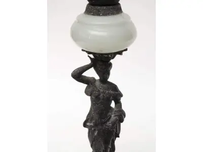 01 LUMINÁRIA DE MESA DE PETIT BRONZE ANTIGA GUARDADA A MUITO ANOS COM  39 CM DE ALT. (NO ESTADO) ATENÇÃO! FAZER A VISITAÇÃO ANTES DE ARREMATAR, NÃO SABEMOS SE FUNCIONA, LEILÃO NÃO TEM GARANTIA E NEM DEVOLUÇÃO, SUJEITO A POSSÍVEIS AVARIAS VISÍVEIS/OCULTAS E/OU AUSÊNCIA DE COMPONENTES.