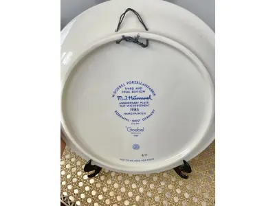 LOTE 026 - 01 RARO PRATO ANUAL M.J. HUMMEL 1985 EM BAIXO-RELEVO - TERCEIRA / ÚLTIMA EDIÇÃO PRATO DE ANIVERSÁRIO "AUF WIEDERSEHEN" FABRICADO NA ALEMANHA OCIDENTAL EM 1980. COM 25 CM DE DIÂMETRO. ACOMPANHA A CAIXA ORIGINAL.SUPORTE PARA PRATO NÃO INCLUÍDO NESTA VENDA.VEJA NAS FOTOS PREÇOS DELE EM OUTROS PAISES PRATOS MUITOS RAROS VEJA NAS FOTOS PREÇOS DELE EM OUTROS PAISES PRATOS MUITOS RAROS. (NO ESTADO) ATENÇÃO! FAZER A VISITAÇÃO ANTES DE ARREMATAR, NÃO SABEMOS SE FUNCIONA, LEILÃO NÃO TEM GARANTIA E NEM DEVOLUÇÃO, SUJEITO A POSSÍVEIS AVARIAS VISÍVEIS/OCULTAS E/OU AUSÊNCIA DE COMPONENTES.