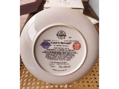 LOTE 025 - 01 PRATO DE NORMAN ROCKWELL "LOVES REWARD"EM PORTUGUES "AMA A RECOMPENSA" EDWIN KNOWLES 1987 21,5 CM DE DIÂMETRO.POR NORMAN ROCKWELL. ESSA SERIE FOI DE OITO PRATOS DA SÉRIE "O SONHO AMERICANO DE ROCKWELL" O ARTISTA MAIS QUERIDO DA AMÉRICA APRESENTA UMA SÉRIE, "ROCKWELL'S AMERICAN DREAM". ESTA É A OITAVA EDIÇÃO DA SÉRIE, "LOVE'S REWARD". PRATO VEM COM CERTIFICADO DE AUTENTICIDADE E FOLHETO COM COMENTÁRIO CRÍTICO EXPLICANDO A ILUSTRAÇÃO DE DAVID E. WILLIAMS.ESTA É A PLACA NÚMERO 3272C DA EDIÇÃO LIMITADA. EDWIN M, PORCELANA FINA KNOWLES, BRADEX NÚMERO 84-R70-7.8.ESTA PLACA DE COLECIONADOR RECONFORTANTE VEM EM SUA CAIXA ORIGINAL COM CERTIFICADO E SELO ORIGINAL DE AUTENTICIDADE E DOCUMENTAÇÃO.ITEM COMPRADO EM GARAGENS DE ANTIGUIDADES NOS EUA. (NO ESTADO) ATENÇÃO! FAZER A VISITAÇÃO ANTES DE ARREMATAR, NÃO SABEMOS SE FUNCIONA, LEILÃO NÃO TEM GARANTIA E NEM DEVOLUÇÃO, SUJEITO A POSSÍVEIS AVARIAS VISÍVEIS/OCULTAS E/OU AUSÊNCIA DE COMPONENTES.