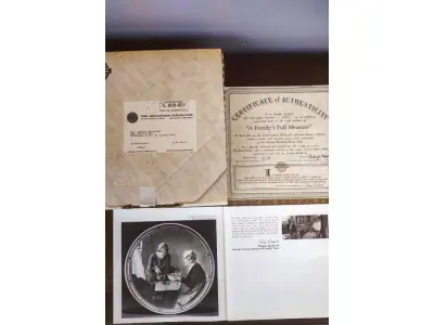 LOTE 204 - 01 PRATO DE COLECIONADOR NORMAN ROCKWELL "A FAMILY'S FULL MEASURE" NUMERADO 1918 D TERCEIRA EDIÇÃO DA SÉRIE "O SONHO AMERICANO DE ROCKWELL" PINTADA A MÃO PELO PRÓPRIO ARTISTAS EDIÇÃO LIMITADA, FABRICADO NA CHINA FINE KNOWLES EM UMA EDIÇÃO LIMITADA A 150 DIAS DE QUEIMA, CARIMBO DE AUTENTICAÇÃO CERTIFICADO IMPRESSO DE AUTENTICAÇÃO. DIÂMETRO 21 CM. PRATO EM CAIXA COM CERTIFICADO, DE AUTENTICIDADE. E UM ÓTIMO COMPLEMENTO PARA QUALQUER COLEÇÃO. O PRATO FOI FABRICADO NOS ESTADOS UNIDOS NA DÉCADA DE 1985 E É CONSIDERADO UM ITEM VINTAGE. ALÉM DE SUA IMPORTÂNCIA CULTURAL COMO ITEM COLECIONÁVEL AMERICANO, ESTE PRATO TAMBÉM OSTENTA DIVERSAS CARACTERÍSTICAS, INCLUINDO O STATUS DE EDIÇÃO LIMITADA E A INCLUSÃO DA EMBALAGEM E DOCUMENTAÇÃO ORIGINAIS. É PERFEITO PARA QUALQUER OCASIÃO E UM ÓTIMO PRESENTE PARA QUALQUER COLECIONADOR OU ENTUSIASTA.O SUPORTE DO PRATO NÃO ESTÁ INCLUÍDO. (NO ESTADO) ATENÇÃO! FAZER A VISITAÇÃO ANTES DE ARREMATAR, NÃO SABEMOS SE FUNCIONA, LEILÃO NÃO TEM GARANTIA E NEM DEVOLUÇÃO, SUJEITO A POSSÍVEIS AVARIAS VISÍVEIS/OCULTAS E/OU AUSÊNCIA DE COMPONENTES.
