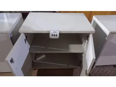 LOTE 344 - 01 ARMÁRIO BAIXO COM 02 PORTAS EM MADEIRA. (NO ESTADO) ATENÇÃO! FAZER A VISITAÇÃO ANTES DE ARREMATAR, NÃO SABEMOS SE FUNCIONA, LEILÃO NÃO TEM GARANTIA E NEM DEVOLUÇÃO, SUJEITO A POSSÍVEIS AVARIAS VISÍVEIS/OCULTAS E/OU AUSÊNCIA DE COMPONENTES.