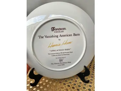LOTE 056 - 01 PRATO DE COLECIONADOR DA HISTORIC PROVIDENCE MINT EDIÇÃO LIMITADA GUARDADA A ANOS COM DOCUMENTAÇÃO DA ÉPOCA APRESENTA O DESIGN DE 1983 "APALACHIAN BARN", QUE DESTACA A BELEZA DOS CELEIROS AMERICANOS. MEDE 21,5 CM DE DIÂMETRO. O DESIGN MULTICOLORIDO RETRATA UM CELEIRO NA REGIÃO DOS APALACHES E É UM ITEM VINTAGE DA DÉCADA DE 1980. UMA ÓTIMA ADIÇÃO A QUALQUER COLEÇÃO. O PRATO É ROTULADO COMO ITEM DE COLECIONADOR E É PERFEITO PARA EXIBIÇÃO EM CASA OU NO ESCRITÓRIO. “ITEM COMPRADO EM GARAGENS DE ANTIGUIDADES NOS EUA.”SUPORTE PARA PRATO NÃO INCLUÍDO NESTA VENDA. (NO ESTADO) ATENÇÃO! FAZER A VISITAÇÃO ANTES DE ARREMATAR, NÃO SABEMOS SE FUNCIONA, LEILÃO NÃO TEM GARANTIA E NEM DEVOLUÇÃO, SUJEITO A POSSÍVEIS AVARIAS VISÍVEIS/OCULTAS E/OU AUSÊNCIA DE COMPONENTES.