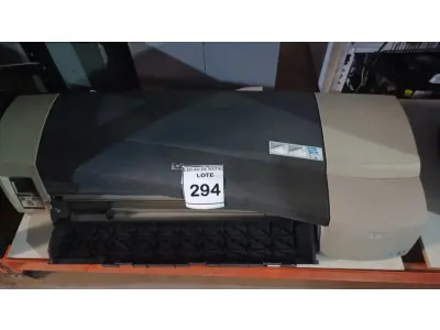 LOTE 294 - 01 PLOTTER DE MESA MODELO DESIGNJET 111 MARCA HP. (NO ESTADO) ATENÇÃO! FAZER A VISITAÇÃO ANTES DE ARREMATAR, NÃO SABEMOS SE FUNCIONA, LEILÃO NÃO TEM GARANTIA E NEM DEVOLUÇÃO, SUJEITO A POSSÍVEIS AVARIAS VISÍVEIS/OCULTAS E/OU AUSÊNCIA DE COMPONENTES.