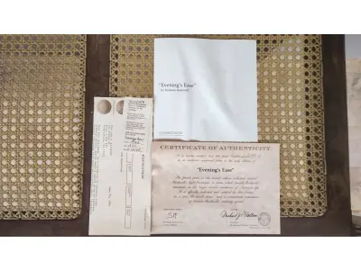 LOTE 094 - 01 BELO PRATO NORMAN ROCKWELL COM 21,5 CM DE DIÂMETRO APRESENTA A ICÔNICA OBRA DE ARTE DE NORMAN ROCKWELL INTITULADA "EVENING'S EASE". FABRICADO NOS ESTADOS UNIDOS DURANTE A DÉCADA DE 1980, ESTE PRATO MULTICOLORIDO RETRATA A CENA SERENA DE UMA MULHER DESFRUTANDO DE UM MOMENTO DE PAZ EM SUA VARANDA. UMA ÓTIMA ADIÇÃO A QUALQUER COLEÇÃO DE ITENS DECORATIVOS COLECIONÁVEIS. FEITO EM UMA EDIÇÃO ESTRITAMENTE LIMITADA A 50 DIAS DE QUEIMA NOS EUA. POR KNOWLES, O NOME MAIS ANTIGO DA AMÉRICA EM FINE PORCELANA CHINA. ITEM DE COLECIONADOR, CAIXA ORIGINAL E COM CERTIFICADO DE AUTENTICIDADE. SUPORTE PARA PRATO NÃO INCLUÍDO NESTA VENDA. (NO ESTADO) ATENÇÃO! FAZER A VISITAÇÃO ANTES DE ARREMATAR, NÃO SABEMOS SE FUNCIONA, LEILÃO NÃO TEM GARANTIA E NEM DEVOLUÇÃO, SUJEITO A POSSÍVEIS AVARIAS VISÍVEIS/OCULTAS E/OU AUSÊNCIA DE COMPONENTES.