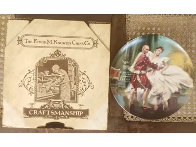 LOTE 084 - 01 COLECIONADOR VINTAGE "O SAPATEIRO",  FOI CRIADO POR KNOWLES EM 1978. PRATO VINTAGE PERTENCE AO FINAL DO SÉCULO XX E FOI PRODUZIDO NOS ESTADOS UNIDOS COM TÉCNICAS DE CERÂMICA ARTÍSTICA, PERFEITO PARA COLECIONADORES DE PRATOS DECORATIVOS E FÃS DA OBRA DE NORMAN ROCKWELL. SEU ESTILO DECORATIVO E A TEMÁTICA DA CULTURA AMERICANA O TORNAM UM ÓTIMO COMPLEMENTO PARA QUALQUER COLEÇÃO. ITEM FOI ENCONTRADO EM UM ARMÁRIO DURANTE A VENDA DE UMA PROPRIEDADE, APÓS MUITOS ANOS GUARDADOS. “CAIXA ORIGINAL E COM CERTIFICADO DE AUTENTICIDADE, SUPORTE PARA PRATO NÃO INCLUÍDO NESTA VENDA. (NO ESTADO) ATENÇÃO! FAZER A VISITAÇÃO ANTES DE ARREMATAR, NÃO SABEMOS SE FUNCIONA, LEILÃO NÃO TEM GARANTIA E NEM DEVOLUÇÃO, SUJEITO A POSSÍVEIS AVARIAS VISÍVEIS/OCULTAS E/OU AUSÊNCIA DE COMPONENTES.