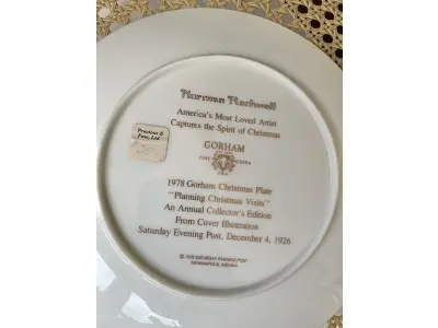 01 BELO PRATO DE COLECIONADOR DE NORMAN ROCKWELL APRESENTA A EMOCIONANTE CENA DE "PLANEJANDO VISITAS DE NATAL" E É UM ITEM ESSENCIAL PARA QUALQUER COLEÇÃO. TEM BORDAS A OURO 24 K  COM 21,5 CM DE DIÂMETRO E É REPLETO DE DETALHES INTRINCADOS E CORES VIBRANTES QUE DÃO VIDA À CENA. O PRATO FOI FABRICADO NA DÉCADA DE 1970 PELA GORHAM, NOS ESTADOS UNIDOS. É UM ITEM VINTAGE E ESTÁ EM ÓTIMO ESTADO, PRONTO PARA SER EXIBIDO E APRECIADO POR MUITOS ANOS. ESTE SERIA UM PRESENTE PERFEITO PARA QUALQUER COLECIONADOR OU AMANTE DA OBRA DE NORMAN ROCKWELL.ITEM COMPRADO EM GARAGENS DE ANTIGUIDADES NOS EUA. SUPORTE PARA PRATO NÃO INCLUÍDO NESTA VENDA. (NO ESTADO) ATENÇÃO! FAZER A VISITAÇÃO ANTES DE ARREMATAR, NÃO SABEMOS SE FUNCIONA, LEILÃO NÃO TEM GARANTIA E NEM DEVOLUÇÃO, SUJEITO A POSSÍVEIS AVARIAS VISÍVEIS/OCULTAS E/OU AUSÊNCIA DE COMPONENTES.