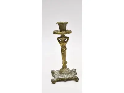 LOTE 047 - 01 CASTIÇAL DE BRONZE PARA VELA, 26 DE ALTURA. (NO ESTADO) ATENÇÃO! FAZER A VISITAÇÃO ANTES DE ARREMATAR, NÃO SABEMOS SE FUNCIONA, LEILÃO NÃO TEM GARANTIA E NEM DEVOLUÇÃO, SUJEITO A POSSÍVEIS AVARIAS VISÍVEIS/OCULTAS E/OU AUSÊNCIA DE COMPONENTES.