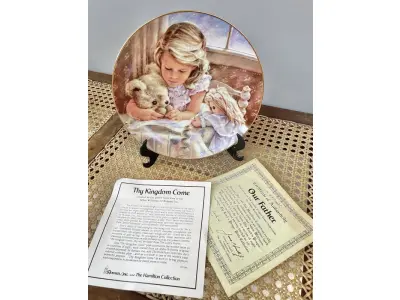 LOTE 024 - 01 RARO PRATO HAMILTON "PAI NOSSO", 1ª EDIÇÃO DA ORAÇÃO DO SENHOR, PRATO DE PORCELANA FINA, COM 22 CEM DE DIÂMETRO PRATO COLACIONÁVEIS,COM CERTIFICADO DE AUNTENCIDADE E NUMERADO  MENINA COM URSO E BONECA EDIÇÃO LIMITADA UMA SÉRIE DE PRATOS DE PORCELANA FINA LIMITADA A 10 DIAS DE QUEIMA DO ESTOQUE NOS EUA EM 1986.SUPORTE PARA PRATO NÃO INCLUÍDO NESTA VENDA.VEJA NAS FOTOS PREÇOS DELE EM OUTROS PAISES PRATOS MUITOS RAROS. (NO ESTADO) ATENÇÃO! FAZER A VISITAÇÃO ANTES DE ARREMATAR, NÃO SABEMOS SE FUNCIONA, LEILÃO NÃO TEM GARANTIA E NEM DEVOLUÇÃO, SUJEITO A POSSÍVEIS AVARIAS VISÍVEIS/OCULTAS E/OU AUSÊNCIA DE COMPONENTES.