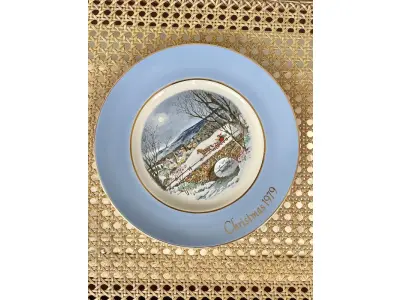 01 LINDO PRATO DE NATAL DA SÉRIE AVON CHRISTMAS PLATE  PRATO DE COLECIONADOR FEITO NA INGLATERRA POR ENOCH WEDGWOOD (TUNSTALL) EM 1979.COM 21,5 CM DE DIÂMETRO A IMPRESSÃO NESTE PRATO É DE "DASHING THROUGH THE SNOW" COM DOIS ANÉIS DE OURO 22K E O NATAL DE 1979 TAMBÉM EM OURO 22K. ITEM COMPRADO EM GARAGENS DE ANTIGUIDADES NOS EUA.SUPORTE PARA PRATO NÃO INCLUÍDO NESTA VENDA. (NO ESTADO) ATENÇÃO! FAZER A VISITAÇÃO ANTES DE ARREMATAR, NÃO SABEMOS SE FUNCIONA, LEILÃO NÃO TEM GARANTIA E NEM DEVOLUÇÃO, SUJEITO A POSSÍVEIS AVARIAS VISÍVEIS/OCULTAS E/OU AUSÊNCIA DE COMPONENTES.