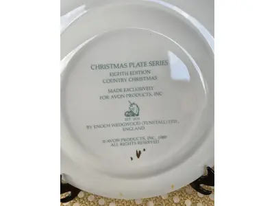 LOTE 048 - 01 LINDO PRATO DE NATAL DA SÉRIE AVON CHRISTMAS PLATE  PRATO DE COLECIONADOR FEITO NA INGLATERRA POR ENOCH WEDGWOOD COUNTRY CHRISTMAS SERIES 8ª EDIÇÃO HOLIDAY WEDGWOOD VINTAGE. (TUNSTALL) EM 1980.COM 21,5 CM DE DIÂMETRO A IMPRESSÃO NESTE PRATO É DE "DASHING THROUGH THE SNOW" COM DOIS ANÉIS DE OURO 22K . ITEM COMPRADO EM GARAGENS DE ANTIGUIDADES NOS EUA.SUPORTE PARA PRATO NÃO INCLUÍDO NESTA VENDA. (NO ESTADO) ATENÇÃO! FAZER A VISITAÇÃO ANTES DE ARREMATAR, NÃO SABEMOS SE FUNCIONA, LEILÃO NÃO TEM GARANTIA E NEM DEVOLUÇÃO, SUJEITO A POSSÍVEIS AVARIAS VISÍVEIS/OCULTAS E/OU AUSÊNCIA DE COMPONENTES.