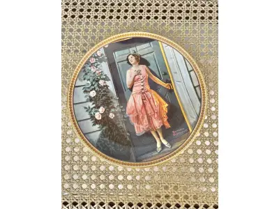 01 BELO PRATO DE COLECIONADOR DE NORMAN ROCKWELL, VINTAGE DA EDWIN M. KNOWLES, ILUSTRADO PELO ICÔNICO NORMAN ROCKWELL. LANÇADO EM 1983, FAZ PARTE DA 7ª EDIÇÃO DA COLEÇÃO PRATO NUMERADO 3737L ROCKWELL'S REDISCOVERED WOMEN E FOI PRODUZIDO DE FORMA LIMITADA POR 150 DIAS, COM CERTIFICAÇÃO OFICIAL COMO "STANDING IN THE DOORWAY" PELA SOCIEDADE ROCKWELL AMERICANA. DIÂMETRO: 21,5 CM EDIÇÃO LIMITADA: 7ª EDIÇÃO (1983),COM CERTIFICADO DE AUTENTICIDADE. ITEM COMPRADO E GARAGENS DE ANTIGUIDADES NOS EUA.SUPORTE PARA PRATO NÃO INCLUÍDO NESTA VENDA. (NO ESTADO) ATENÇÃO! FAZER A VISITAÇÃO ANTES DE ARREMATAR, NÃO SABEMOS SE FUNCIONA, LEILÃO NÃO TEM GARANTIA E NEM DEVOLUÇÃO, SUJEITO A POSSÍVEIS AVARIAS VISÍVEIS/OCULTAS E/OU AUSÊNCIA DE COMPONENTES.
