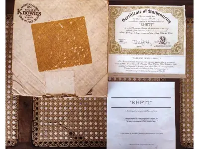 LOTE 197 - ESTE É O QUARTO PRATO NORMAN ROCKWELL DE COLECIONADOR DA COLEÇÃO E O VENTO LEVOU DE KNOWLES. FOI FEITO EM 1981 E É INTITULADO "RHETT".FEITO NOS EUA, EMPRESA DE FABRICAÇÃO KNOWLES COM A ASSISTÊNCIA DA METRO-GOLDWYN-MAYER.EDIÇÃO LIMITADA.ARTISTA RAYMOND KURSAR.ANO DE 1981.DIÂMETRO 21 CM. PRATO EM CAIXA COM CERTIFICADO, DE AUTENTICIDADE. E UM ÓTIMO COMPLEMENTO PARA QUALQUER COLEÇÃO. O PRATO FOI FABRICADO NOS ESTADOS UNIDOS NA DÉCADA DE 1981 E É CONSIDERADO UM ITEM VINTAGE. ALÉM DE SUA IMPORTÂNCIA CULTURAL COMO ITEM COLECIONÁVEL AMERICANO, ESTE PRATO TAMBÉM OSTENTA DIVERSAS CARACTERÍSTICAS, INCLUINDO O STATUS DE EDIÇÃO LIMITADA E A INCLUSÃO DA EMBALAGEM E DOCUMENTAÇÃO ORIGINAIS. É PERFEITO PARA QUALQUER OCASIÃO E UM ÓTIMO PRESENTE PARA QUALQUER COLECIONADOR OU ENTUSIASTA.O SUPORTE DO PRATO NÃO ESTÁ INCLUÍDO. (NO ESTADO) ATENÇÃO! FAZER A VISITAÇÃO ANTES DE ARREMATAR, NÃO SABEMOS SE FUNCIONA, LEILÃO NÃO TEM GARANTIA E NEM DEVOLUÇÃO, SUJEITO A POSSÍVEIS AVARIAS VISÍVEIS/OCULTAS E/OU AUSÊNCIA DE COMPONENTES.