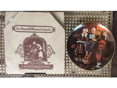 LOTE 094 - 01 BELO PRATO NORMAN ROCKWELL COM 21,5 CM DE DIÂMETRO APRESENTA A ICÔNICA OBRA DE ARTE DE NORMAN ROCKWELL INTITULADA "EVENING'S EASE". FABRICADO NOS ESTADOS UNIDOS DURANTE A DÉCADA DE 1980, ESTE PRATO MULTICOLORIDO RETRATA A CENA SERENA DE UMA MULHER DESFRUTANDO DE UM MOMENTO DE PAZ EM SUA VARANDA. UMA ÓTIMA ADIÇÃO A QUALQUER COLEÇÃO DE ITENS DECORATIVOS COLECIONÁVEIS. FEITO EM UMA EDIÇÃO ESTRITAMENTE LIMITADA A 50 DIAS DE QUEIMA NOS EUA. POR KNOWLES, O NOME MAIS ANTIGO DA AMÉRICA EM FINE PORCELANA CHINA. ITEM DE COLECIONADOR, CAIXA ORIGINAL E COM CERTIFICADO DE AUTENTICIDADE. SUPORTE PARA PRATO NÃO INCLUÍDO NESTA VENDA. (NO ESTADO) ATENÇÃO! FAZER A VISITAÇÃO ANTES DE ARREMATAR, NÃO SABEMOS SE FUNCIONA, LEILÃO NÃO TEM GARANTIA E NEM DEVOLUÇÃO, SUJEITO A POSSÍVEIS AVARIAS VISÍVEIS/OCULTAS E/OU AUSÊNCIA DE COMPONENTES.