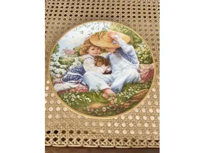 LOTE 246 - 01 PRATO DE COLEÇÃO CHILDREN OF OUR FUTURE DA MARCH OF DIMES - COMEMORANDO O 50º ANIVERSÁRIO DA MARCH OF DIMES BIRTH DEFECTS FOUNDATION, LINDAS CORES VIBRANTES, PORCELANA FINA RECO "A TIME TO LOVE", SEGUNDA EDIÇÃO, ÚLTIMA QUEIMA EM 1982, FEITA PELA EDWIN M. KNOWLES CHINA COMPANY. PELA ACLAMADA ARTISTA SANDRA KUCK. PLACA Nº 16254 B DA SEGUNDA EDIÇÃO DA REVISTA INFANTIL ~ MARCH OF DIMES, OUR CHILDREN, OUR FUTURE ~. COMO ENCONTRADO, TUDO ORIGINAL. COM 21,5 CM DE  DIÂMETRO. APENAS 150 DIAS DE QUEIMA DE LANÇAMENTOS DOS PRATOS PRATO DE NUMERO 12700F , BRADEX # 84-M84-1.2. UMA PLACA COLECIONÁVEL BASTANTE RARA. ITEM COMPRADO E GARAGENS DE ANTIGUIDADES NOS EUA. SUPORTE PARA PRATO NÃO INCLUÍDO NESTA VENDA. (NO ESTADO) ATENÇÃO! FAZER A VISITAÇÃO ANTES DE ARREMATAR, NÃO SABEMOS SE FUNCIONA, LEILÃO NÃO TEM GARANTIA E NEM DEVOLUÇÃO, SUJEITO A POSSÍVEIS AVARIAS VISÍVEIS/OCULTAS E/OU AUSÊNCIA DE COMPONENTES.