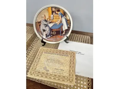 01 RARO PRATO DE "1983 ADD TWO CUPS AND A MEASURE OF LOVE - COLLECTIBLE PORCELAIN PLATE", DE NORMAN ROCKWELL! FABRICADO PELA KNOWLES, A MARCA MAIS ANTIGA DA AMÉRICA EM PORCELANA FINA. MEDE APROXIMADAMENTE 21,5 CM DE DIÂMETRO.NO VERSO DO PRATO ESTÁ ESCRITO: "DA PRIMEIRA EDIÇÃO LIMITADA, 'ADD TWO CUPS AND A MEASURE OF LOVE', DE NORMAN ROCKWELL. O OITAVO DE UMA SÉRIE ANUAL PARA O DIA DAS MÃES. COM CERTIFICADO DE ALTENCIDADE PELA ROCKWELL SOCIETY OF AMERICA. FEITO EM EDIÇÃO LIMITADA, PERMANENTEMENTE FECHADO EM 8 DE MAIO DE 1983, POR KNOWLES.ITEM COMPRADO EM GAREGEM DE ANTIGUIDADES NOS EUA.SUPORTE PARA PRATO NÃO INCLUÍDO NESTA VENDA. (NO ESTADO) ATENÇÃO! FAZER A VISITAÇÃO ANTES DE ARREMATAR, NÃO SABEMOS SE FUNCIONA, LEILÃO NÃO TEM GARANTIA E NEM DEVOLUÇÃO, SUJEITO A POSSÍVEIS AVARIAS VISÍVEIS/OCULTAS E/OU AUSÊNCIA DE COMPONENTES.