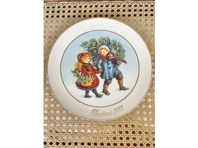 01 PRATO DE NATAL COLECIONÁVEL DA AVON CHRISTMAS MEMORIAS DE 1981, O PRIMEIRO DA SÉRIE. COMPRANDO EM LOJA DE ANTIGUIDADES NO JAPÃO. COM ACABAMENTO EM OURO 22K, APRESENTA UMA MARAVILHOSA CENA VINTAGE DE UM MENINO E UMA MENINA LEVANDO A ÁRVORE E AS PLANTAS PARA CASA PARA AS FESTAS DE FIM DE ANO. CORES E DETALHES LINDOS. EM ÓTIMO ESTADO, COM LEVE DESGASTE NA BORDA INFERIOR DO PRATO E LEVES ARRANHÕES. COM CAIXA. TEM 23 CM DE DIÂMETRO.SUPORTE PARA PRATO NÃO INCLUÍDO NESTA VENDA. (NO ESTADO) ATENÇÃO! FAZER A VISITAÇÃO ANTES DE ARREMATAR, NÃO SABEMOS SE FUNCIONA, LEILÃO NÃO TEM GARANTIA E NEM DEVOLUÇÃO, SUJEITO A POSSÍVEIS AVARIAS VISÍVEIS/OCULTAS E/OU AUSÊNCIA DE COMPONENTES.