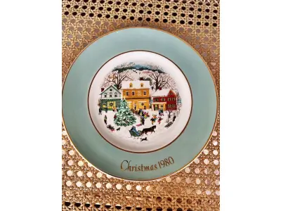 LOTE 048 - 01 LINDO PRATO DE NATAL DA SÉRIE AVON CHRISTMAS PLATE  PRATO DE COLECIONADOR FEITO NA INGLATERRA POR ENOCH WEDGWOOD COUNTRY CHRISTMAS SERIES 8ª EDIÇÃO HOLIDAY WEDGWOOD VINTAGE. (TUNSTALL) EM 1980.COM 21,5 CM DE DIÂMETRO A IMPRESSÃO NESTE PRATO É DE "DASHING THROUGH THE SNOW" COM DOIS ANÉIS DE OURO 22K . ITEM COMPRADO EM GARAGENS DE ANTIGUIDADES NOS EUA.SUPORTE PARA PRATO NÃO INCLUÍDO NESTA VENDA. (NO ESTADO) ATENÇÃO! FAZER A VISITAÇÃO ANTES DE ARREMATAR, NÃO SABEMOS SE FUNCIONA, LEILÃO NÃO TEM GARANTIA E NEM DEVOLUÇÃO, SUJEITO A POSSÍVEIS AVARIAS VISÍVEIS/OCULTAS E/OU AUSÊNCIA DE COMPONENTES.
