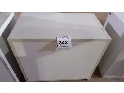 LOTE 342 - 01 ARMÁRIO BAIXO COM 02 PORTAS EM MADEIRA. (NO ESTADO) ATENÇÃO! FAZER A VISITAÇÃO ANTES DE ARREMATAR, NÃO SABEMOS SE FUNCIONA, LEILÃO NÃO TEM GARANTIA E NEM DEVOLUÇÃO, SUJEITO A POSSÍVEIS AVARIAS VISÍVEIS/OCULTAS E/OU AUSÊNCIA DE COMPONENTES.