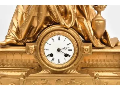 LOTE 215 - 01 RELÓGIO DE MESA  EM METAL FRANCÊS SÉCULO XIX. "APARENTEMENTE BANHADO A OURO"   AVALIADA EM 5 MIL REAIS  MEDIDA: 45 CM DE ALTURA X 15 CM DE PROFUNDIDADE X 50 CM LARGURA; RELÓGIO COMPLETO COM PÊNDULO, MÁQUINA E CHAVE.MUITO BEM CONSERVADO NOVÍSSIMO. (NO ESTADO) ATENÇÃO! FAZER A VISITAÇÃO ANTES DE ARREMATAR, NÃO SABEMOS SE FUNCIONA, LEILÃO NÃO TEM GARANTIA E NEM DEVOLUÇÃO, SUJEITO A POSSÍVEIS AVARIAS VISÍVEIS/OCULTAS E/OU AUSÊNCIA DE COMPONENTES.